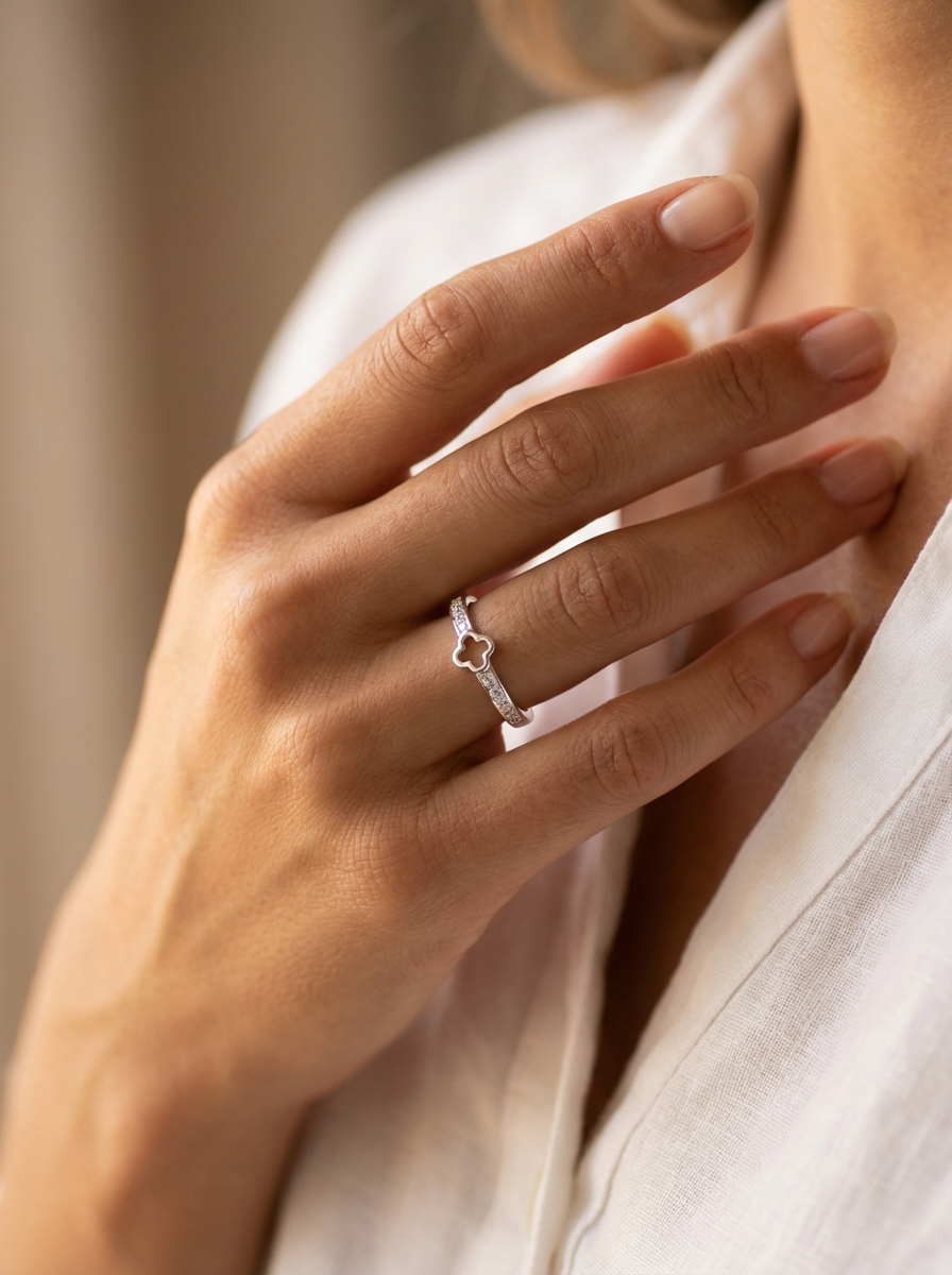 Anillo trébol con cubics - Miniatura 2