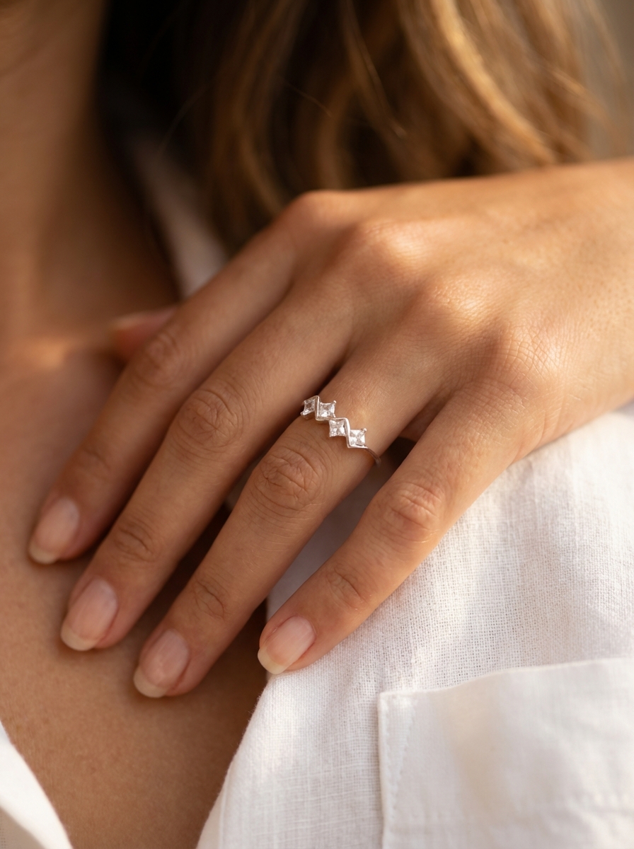 Anillo en zigzag con cubics cuadrados - Miniatura 2